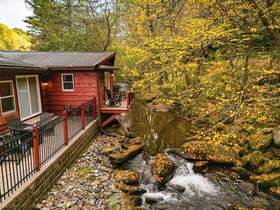Cozy Creekside Cottage in Boone • Fire Pit • 15 min to App Ski! 