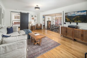 Älytelevisio, takka, kirjoja, musiikkikirjasto