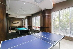 Games room - Miami - 2BR/2BA Condo by the beach w/ Pool, Gym & Bar - Hollywood Beach (Hollywood)