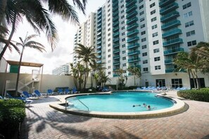 Pool - Miami - 2BR/2BA Condo by the beach w/ Pool, Gym & Bar - Hollywood Beach (Hollywood)