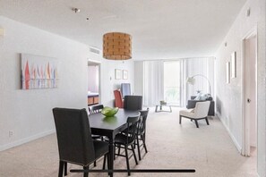 Interior - Miami - 2BR/2BA Condo by the beach w/ Pool, Gym & Bar - Hollywood Beach (Hollywood)