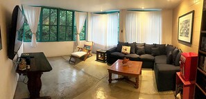 TV connectée, cheminée, lecteur de DVD, baby-foot