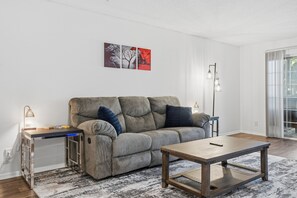 Een smart-tv, een open haard, een computerscherm en een printer