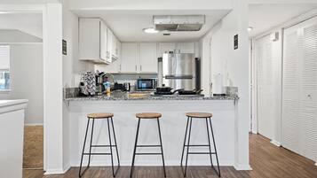 Køleskab, mikrobølgeovn, ovn, kogeplade