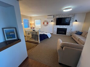 Smart TV, fireplace, books, computer monitors - Cabin Cute, Boathouse Beautiful, Gull Lake Chain, Convenient Location (Nisswa)