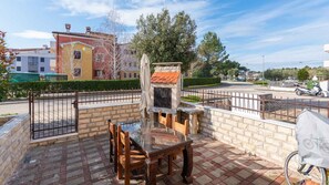 Outdoor dining - Holiday apartment with air conditioning (Novigrad)