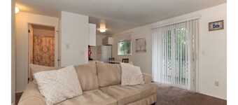 Contemporary, marine 2bd/1ba Apartment in Kent