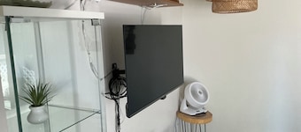 Contemporary, marine 2bd/1ba Apartment in Kent