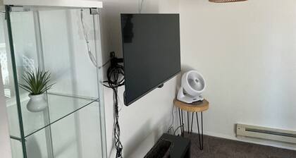 Contemporary, marine 2bd/1ba Apartment in Kent