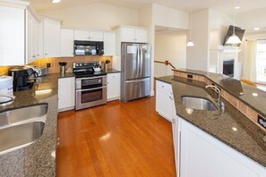 冷蔵庫、電子レンジ、オーブン、コンロ