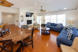 Smart TV, fireplace