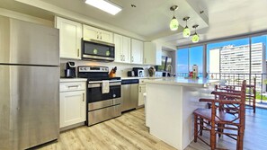 Réfrigérateur, micro-ondes, four, plaque de cuisson