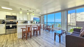 Réfrigérateur, micro-ondes, four, plaque de cuisson