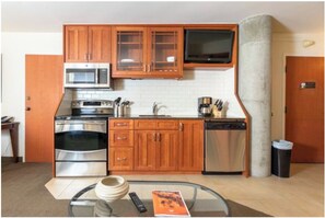 Mikrovågsugn, ugn, spishäll och diskmaskin