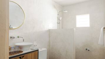 Hiustenkuivaaja, pyyhkeet, saippua, vessapaperi