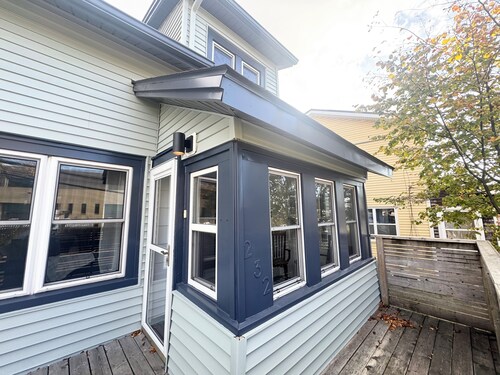 Lower your anchor and unwind at this harbour side home!