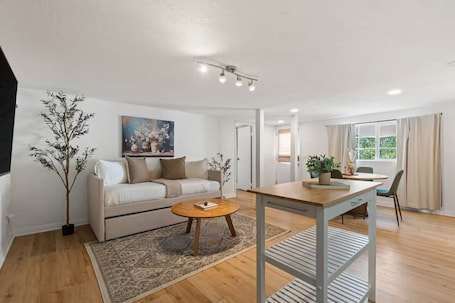 TV. Mediterranean-inspired 1BR Guesthouse - Full Kitchen, Workspace & Garden