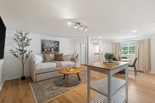 Mediterranean-inspired 1BR Guesthouse - Full Kitchen, Workspace & Garden