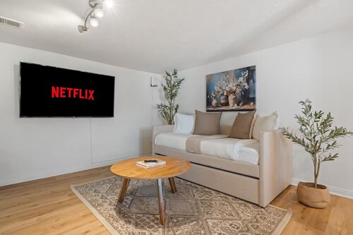 Mediterranean-inspired 1BR Guesthouse - Full Kitchen, Workspace & Garden