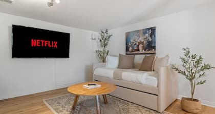 Mediterranean-inspired 1BR Guesthouse - Full Kitchen, Workspace & Garden