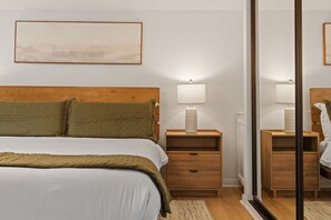 Tabla de planchar con plancha, wifi, ropa de cama