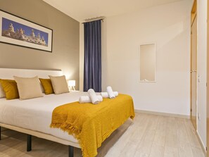 Tabla de planchar con plancha, internet y ropa de cama 