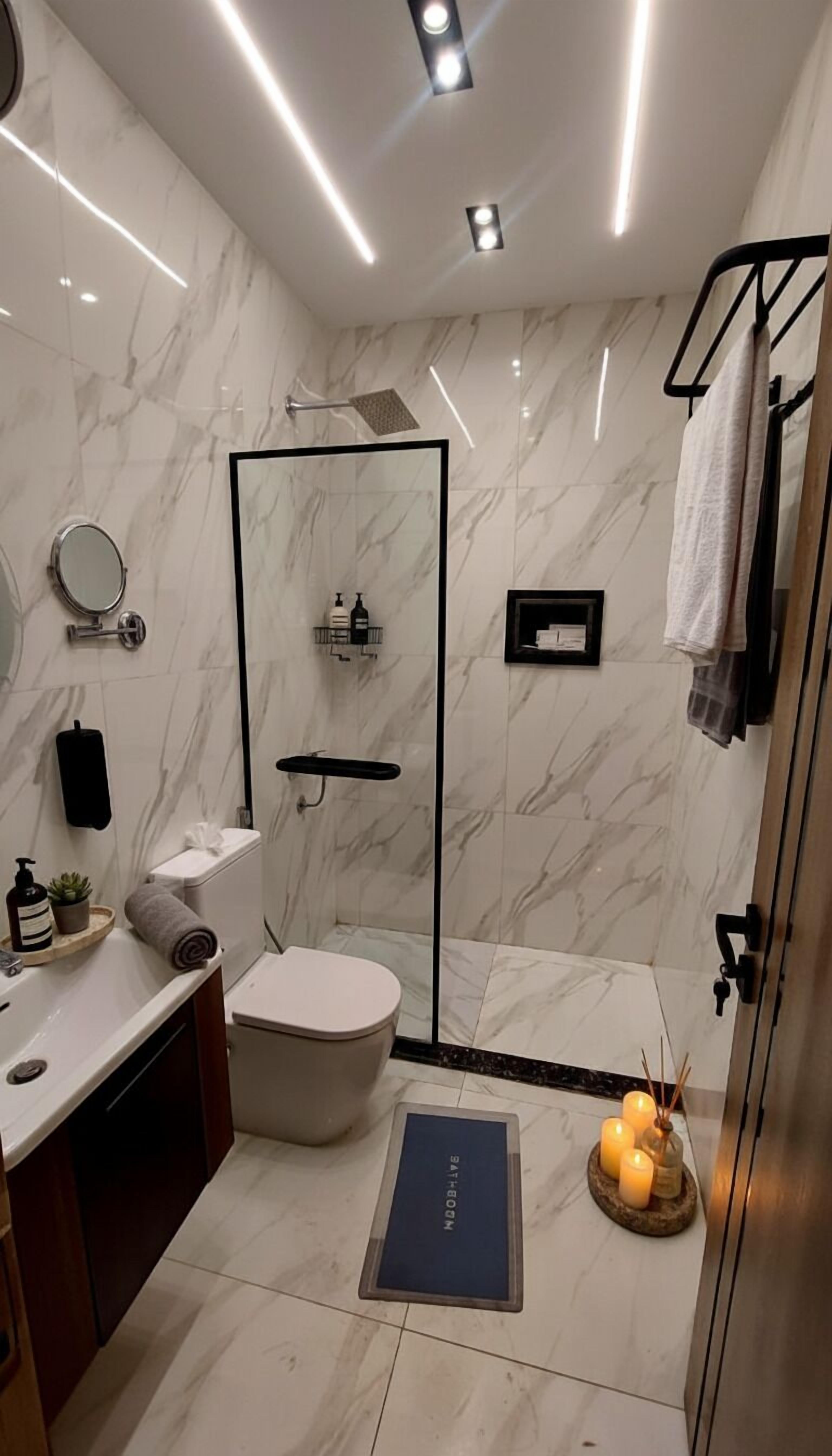 Dusche, kostenlose Toilettenartikel, Haartrockner, Bademäntel