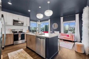 Kjøleskap, mikrobølgeovn, ovn og kokeplater