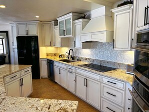 Mikrobølgeovn, ovn, kokeplater og oppvaskmaskin