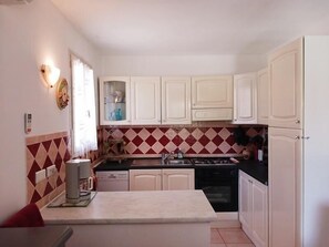 Micro-ondes, four, lave-vaisselle, cafetière/bouilloire