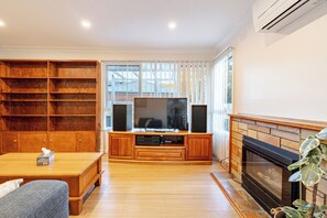 Smart TV, fireplace - Geelong 3 Bedroom House, 4 Beds, Near City Centre (Belmont)