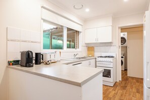 Fridge, microwave, oven, stovetop - Geelong 3 Bedroom House, 4 Beds, Near City Centre (Belmont)