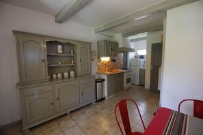 Four à micro-ondes, un four, lave-vaisselle, cafetière-théière