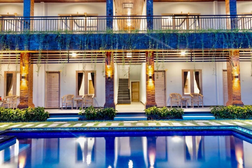 Outdoor pool, pool umbrellas, sun loungers