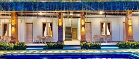 室外游泳池,池畔遮阳伞,日光浴躺椅