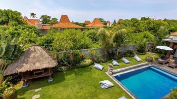 Außenpool, Sonnenschirme, Liegestühle