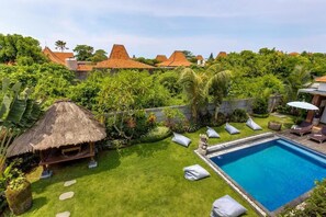 حمّام سباحة خارجي، مظل�ات على حمّام السباحة، مقاعد للتشمس