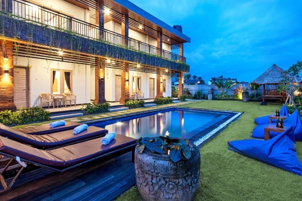 Piscina externa, guarda-sóis, espreguiçadeiras