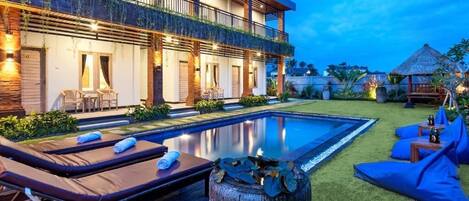 Utendørsbasseng, bassengparasoller og solsenger