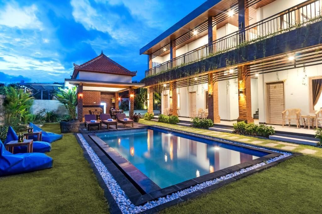 Außenpool, Sonnenschirme, Liegestühle