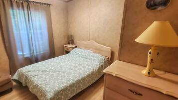 Iron/ironing board, Internet, bed sheets