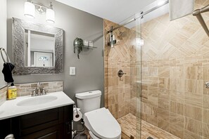 Dusche, Haartrockner, Bidet, Handtücher