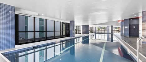 Una piscina cubierta