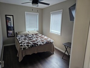 Bügeleisen/Bügelbrett, Internetzugang, Bettwäsche