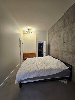 1 غرفة نوم وخدمة الإنترنت وملاءات أسرّة