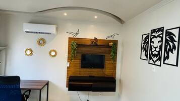 Escritorio, tabla de planchar con plancha, wifi gratis y ropa de cama