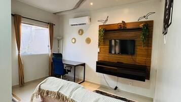 1 sovrum, skrivbord, strykjärn/strykbräda och gratis wi-fi