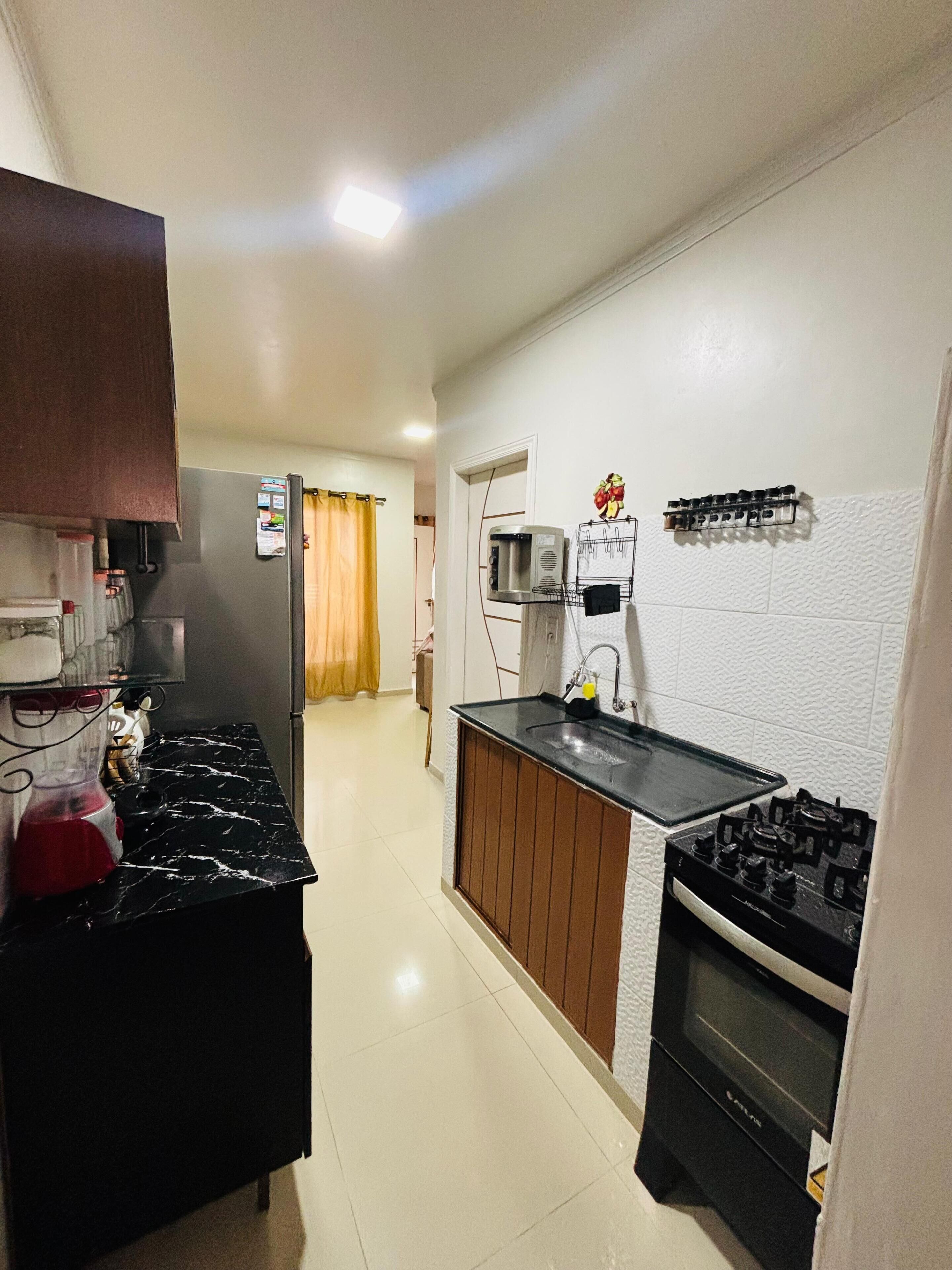 Een koelkast, een oven, een kookplaat, een blender