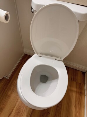 Hårføner, håndklær, såpe og toalettpapir