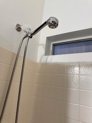 Haartrockner, Handtücher, Seife, Toilettenpapier